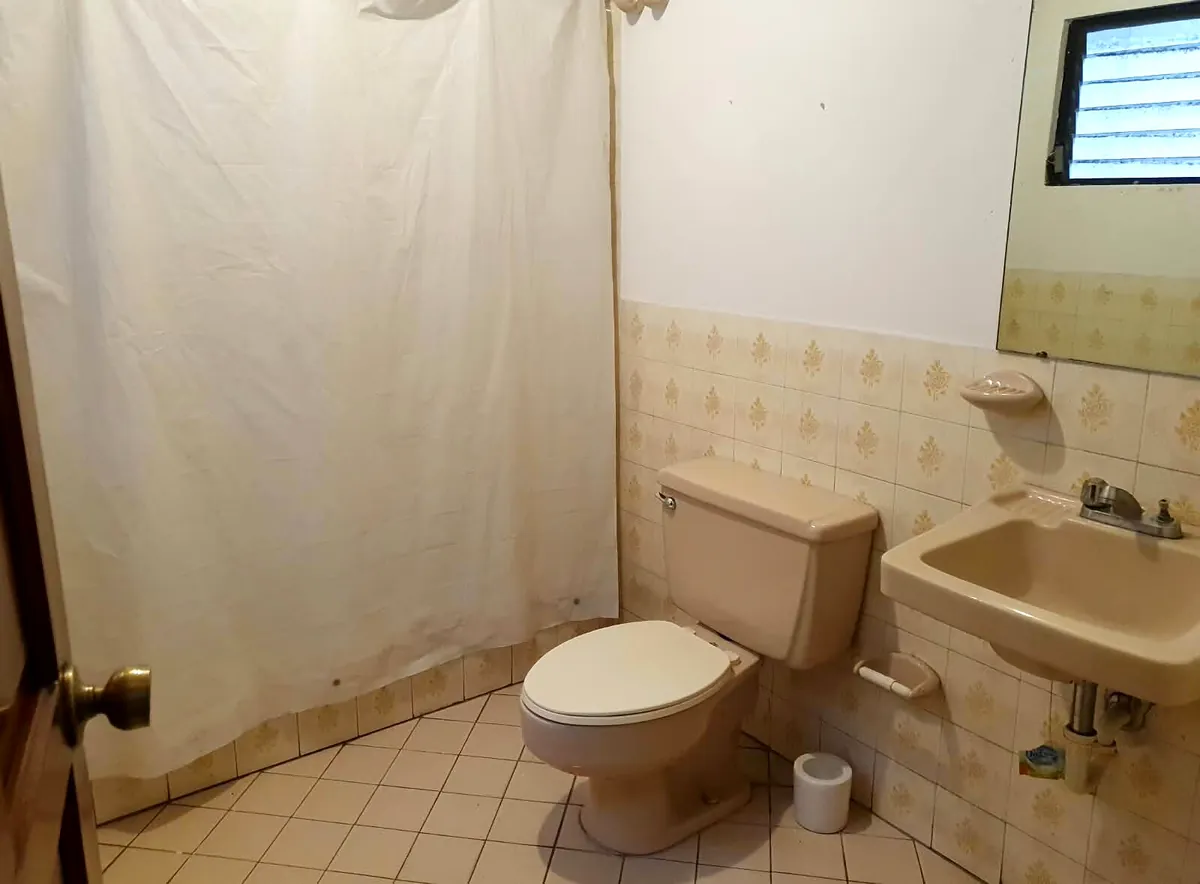 Baño de una casa en Guatemala antes de trabajos de plomería