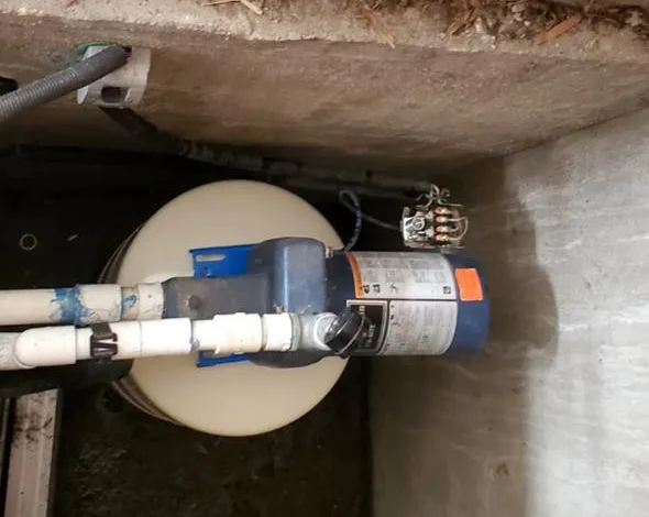 Bomba de agua con tanque hidroneumático instalada en cisterna