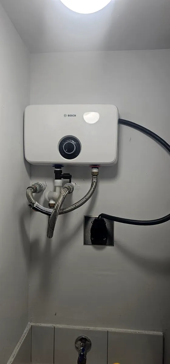 Calentador eléctrico de paso Bosch instalado en un baño