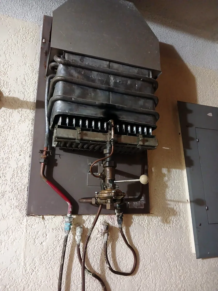 Intercambiador de calor de calentador a gas durante mantenimiento