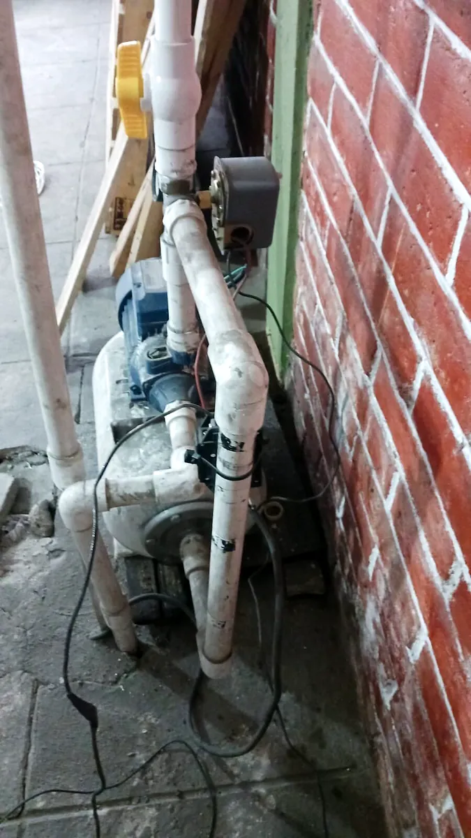 Bomba de agua con tuberías de PVC instalada