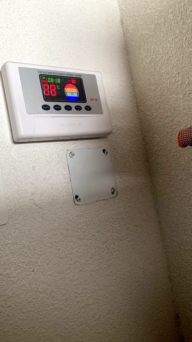 Controlador digital de calentador solar en pared