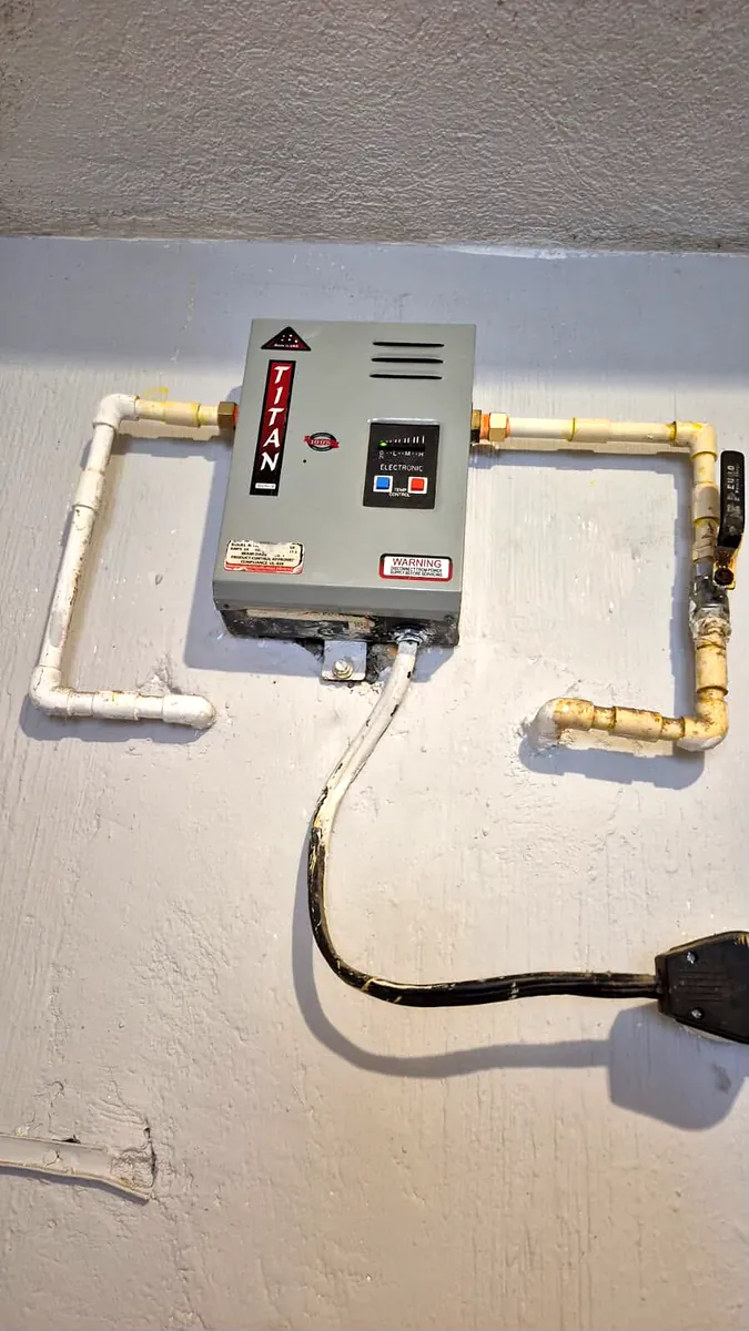Calentador eléctrico Titán instalado con tubería