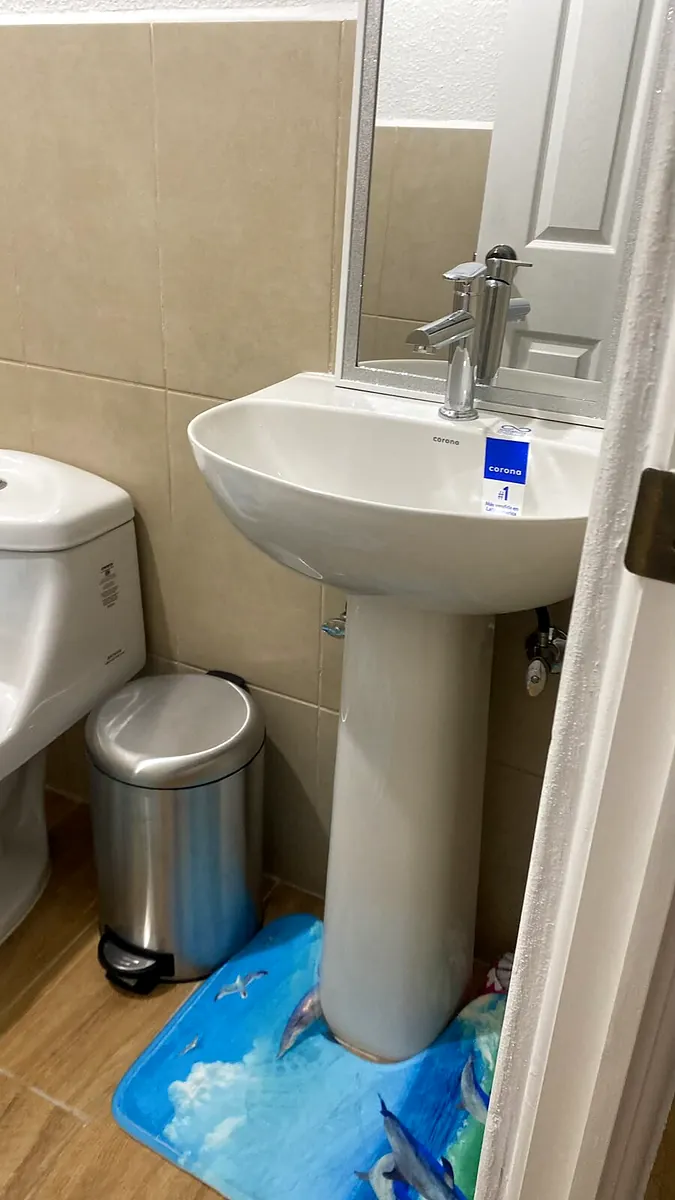 Baño remodelado con lavamanos de pedestal