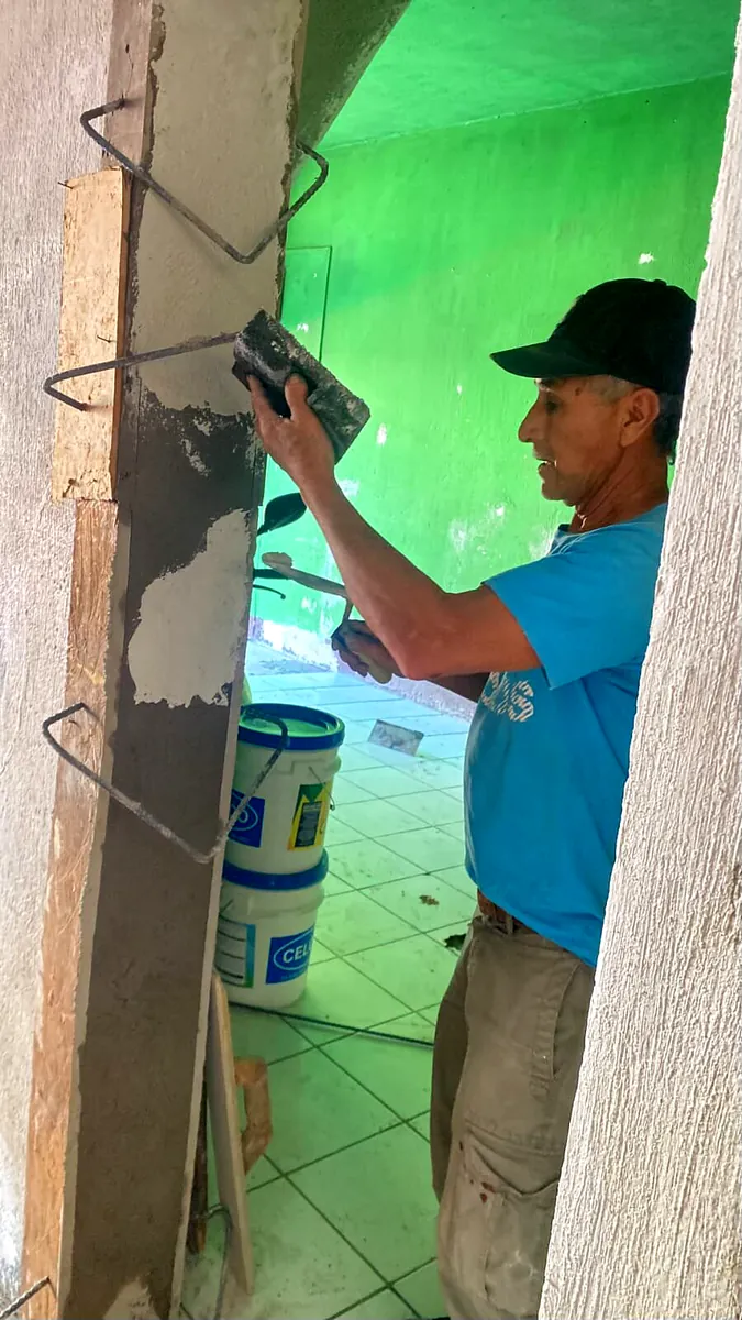 Técnico repellando una pared durante una remodelación de interiores