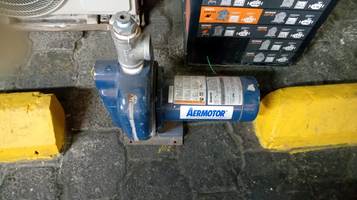 Bomba de agua Aermotor durante reparación