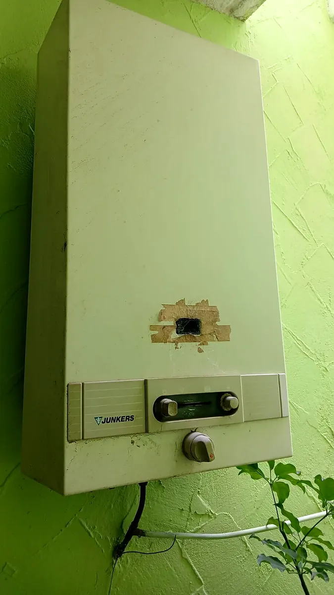 Calentador a gas Junkers instalado en pared