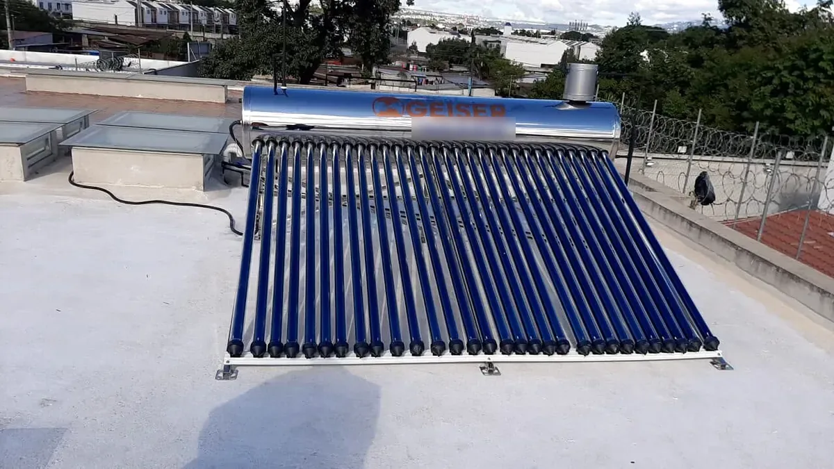 Calentador solar de tubos al vacío en una terraza