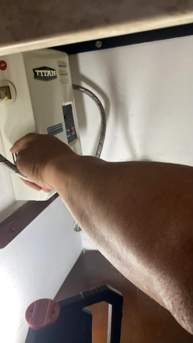 Técnico revisando un calentador eléctrico Titán