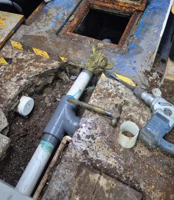 Tubería de PVC descubierta durante la reparación de una fuga de agua