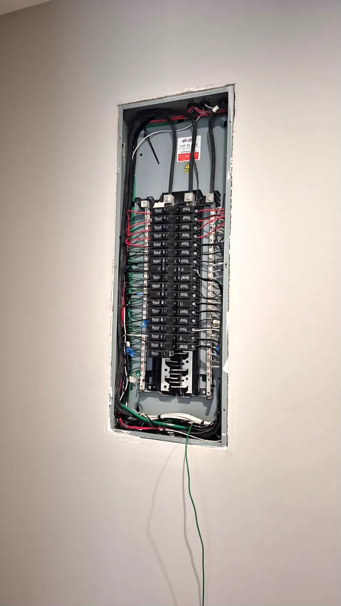 Tablero eléctrico con breakers abierto para revisión
