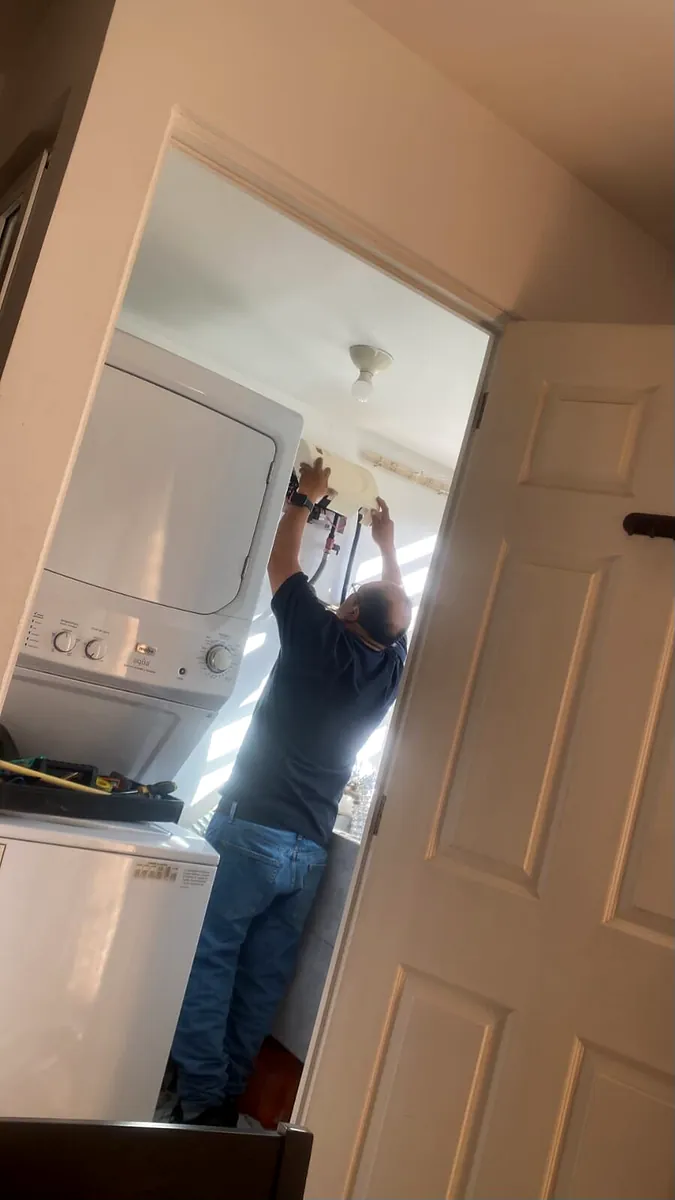 Técnico trabajando en una instalación dentro de una casa